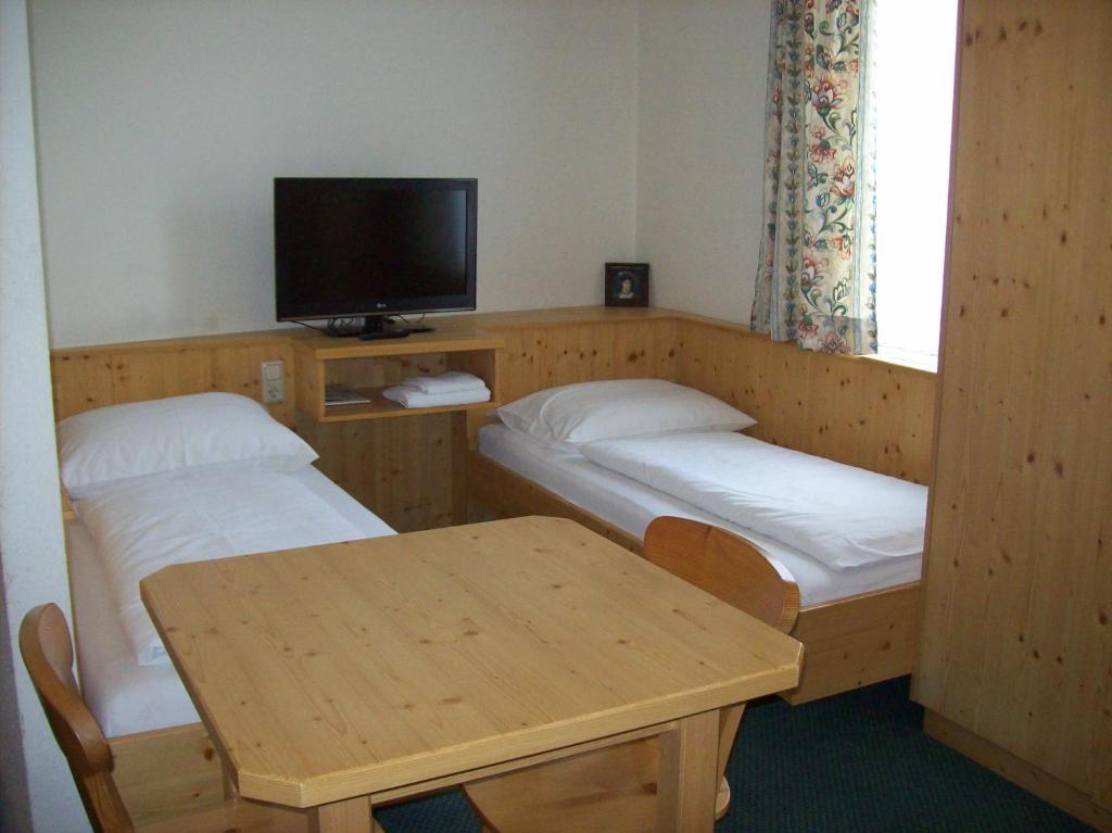 Hubertushof Fromwald Hotel Und Gasthof Bad Fischau Room photo