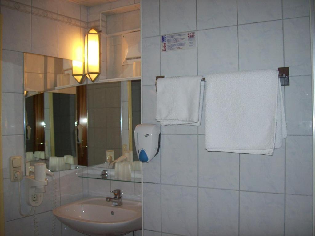 Hubertushof Fromwald Hotel Und Gasthof Bad Fischau Room photo