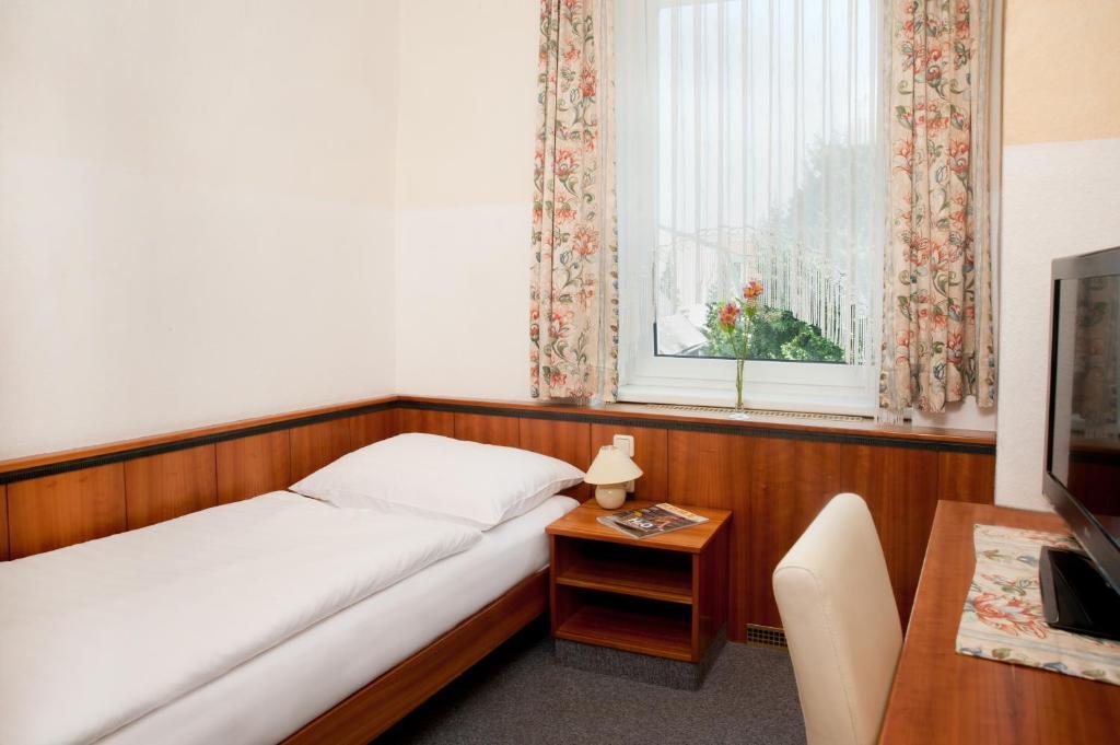 Hubertushof Fromwald Hotel Und Gasthof Bad Fischau Exterior photo