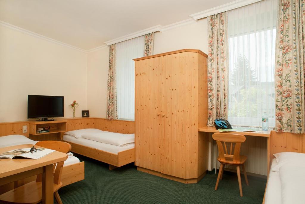 Hubertushof Fromwald Hotel Und Gasthof Bad Fischau Exterior photo