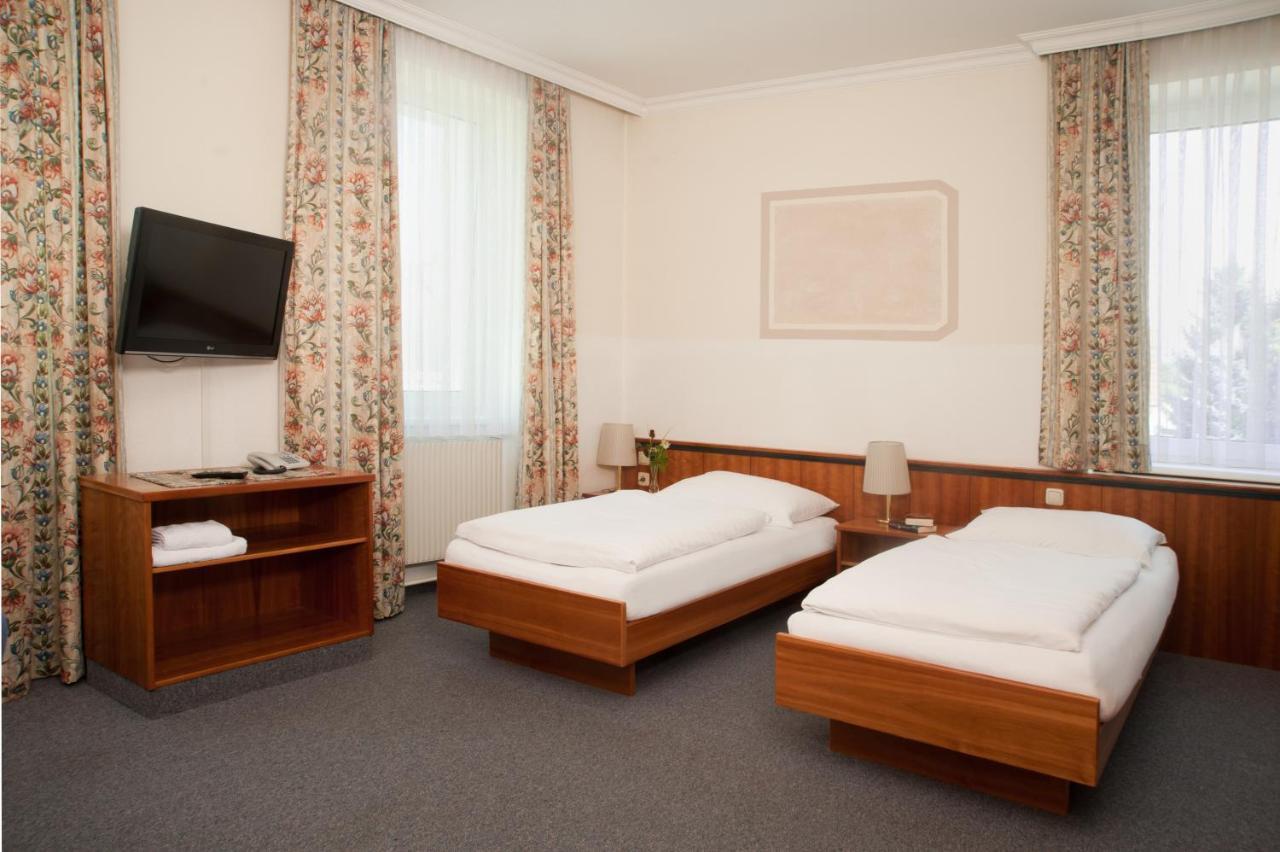 Hubertushof Fromwald Hotel Und Gasthof Bad Fischau Exterior photo